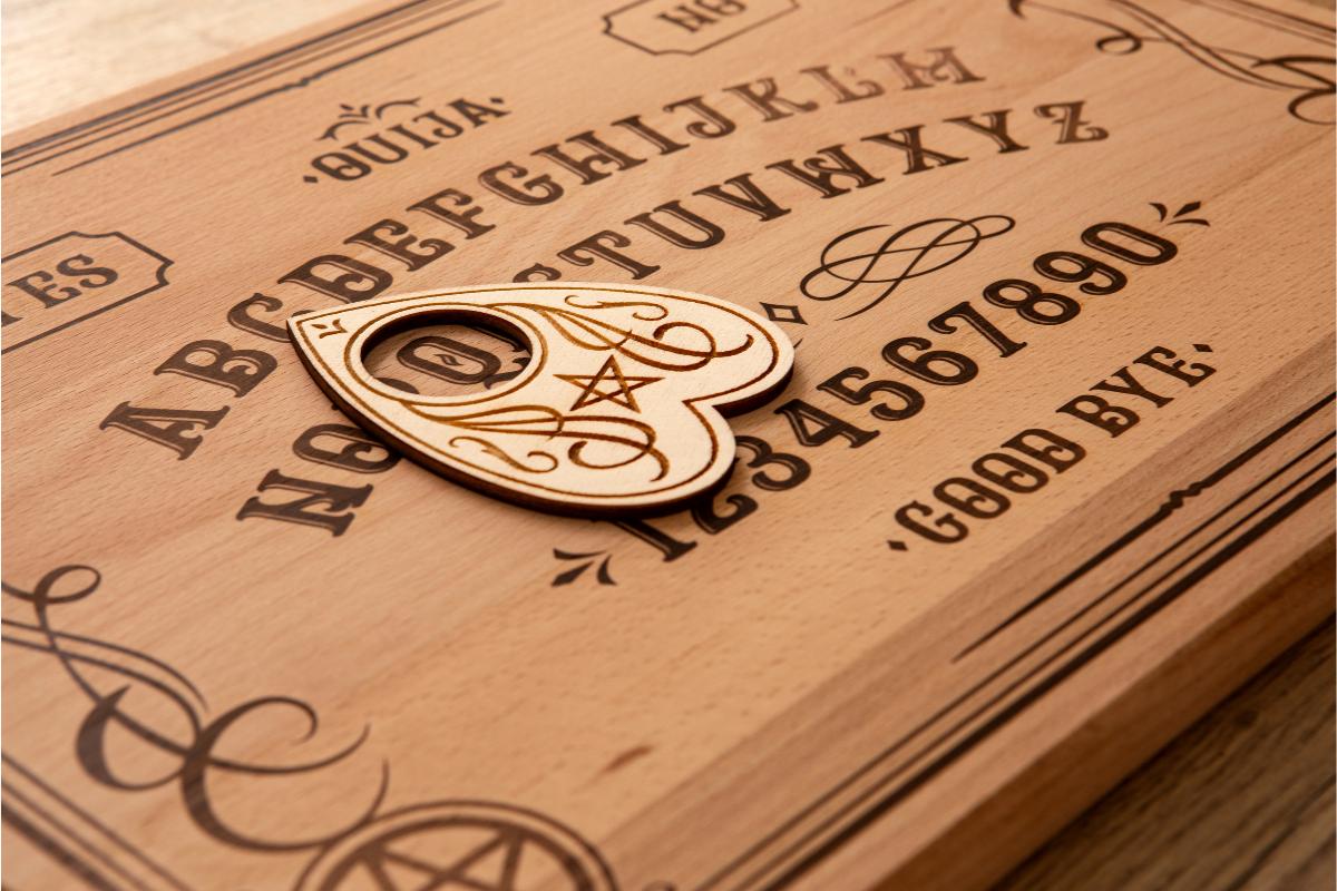 Ouija: jogo do copo promete comunicação com espíritos