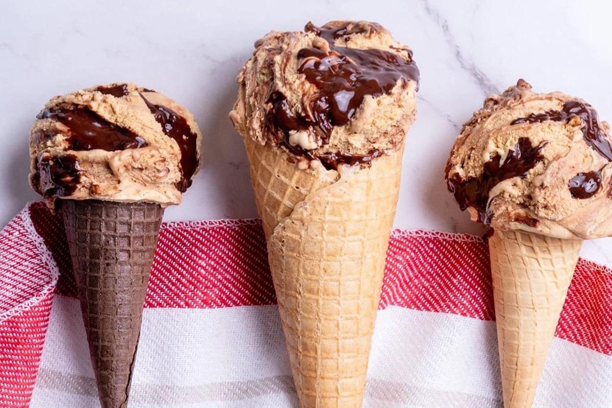 3 sorvetes casquinha com cobertura de chocolate