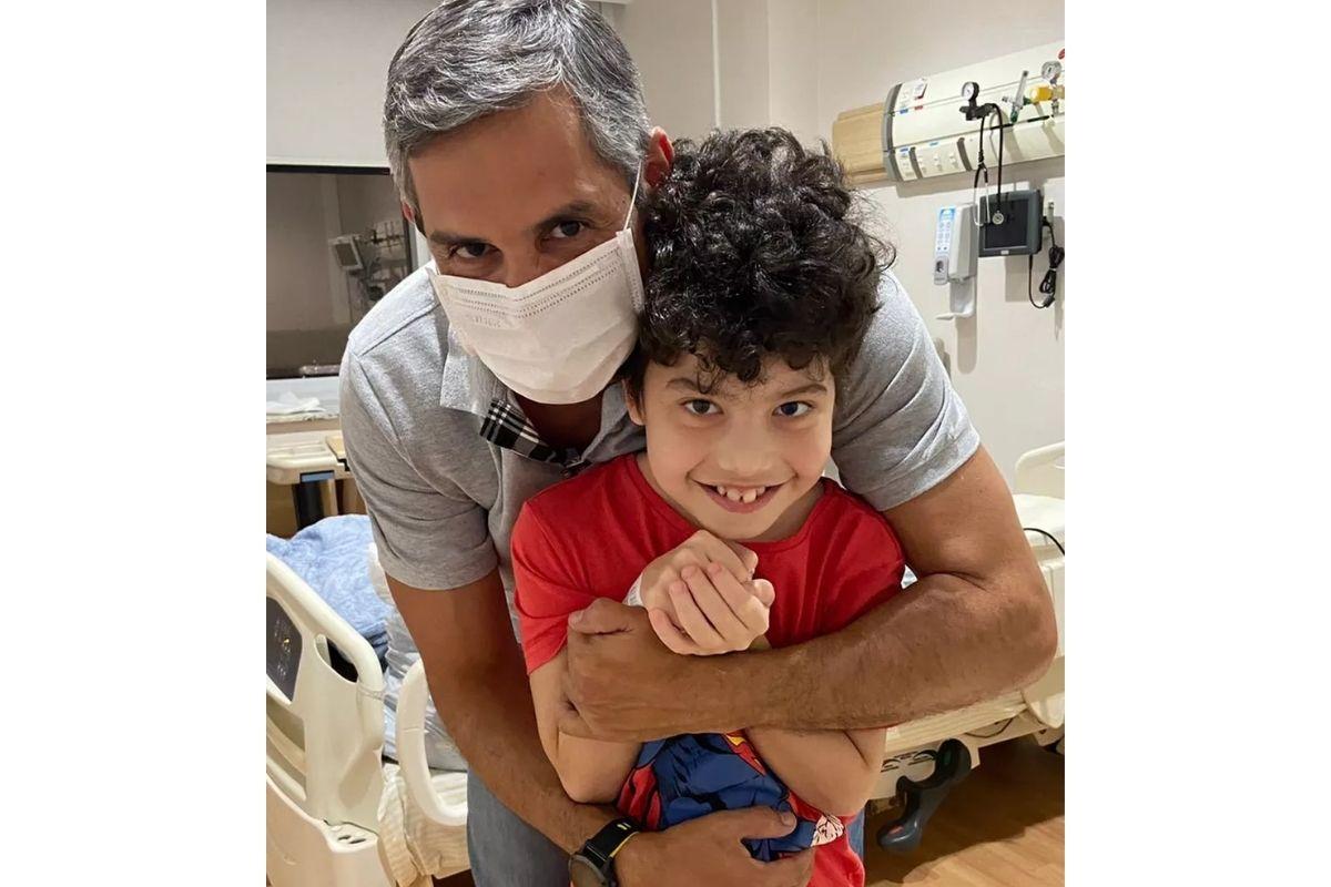 Gladson, primeira criança a receber um novo coração no Einstein, e seu cardiologista, o médico Gustavo Foronda