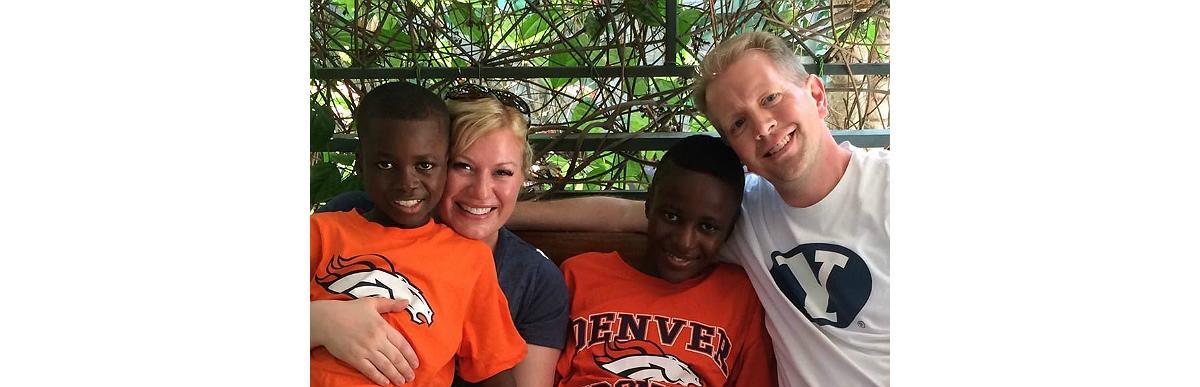 Jennifer e James com os filhos Bronson e Joseph (Foto: Reprodução Facebook Jennifer Murrow Grover)
