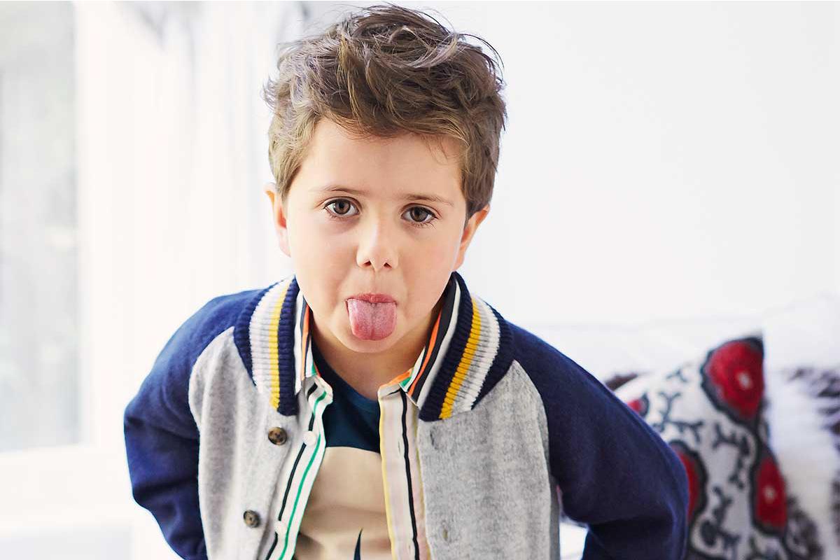 O sobrinho sempre fazia birra no final do aniversário para poder levar os presentes para casa