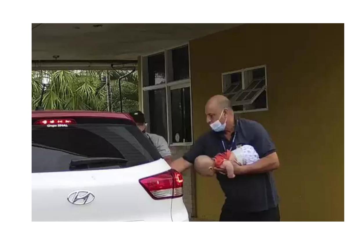 O bombeiro salvou a criança