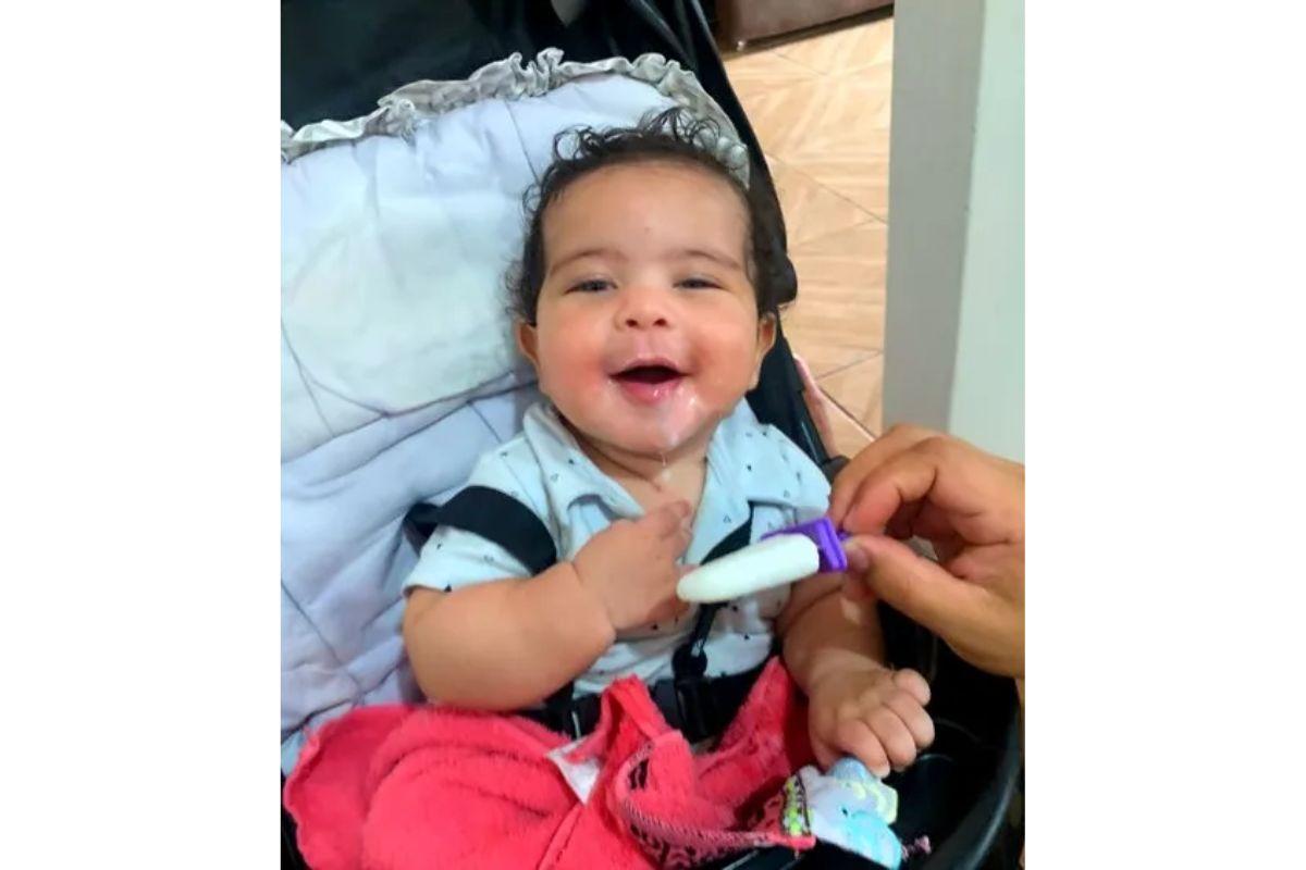 O bebê gostou do "peitolé"