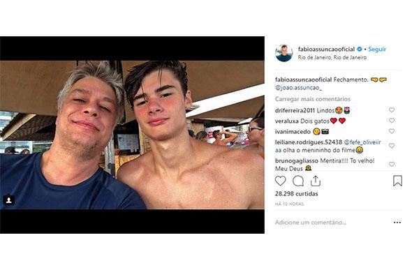 Fábio e João aproveitaram o feriado prolongado na praia (Foto: Reprodução/ Instagram @fabioassuncaooficia)