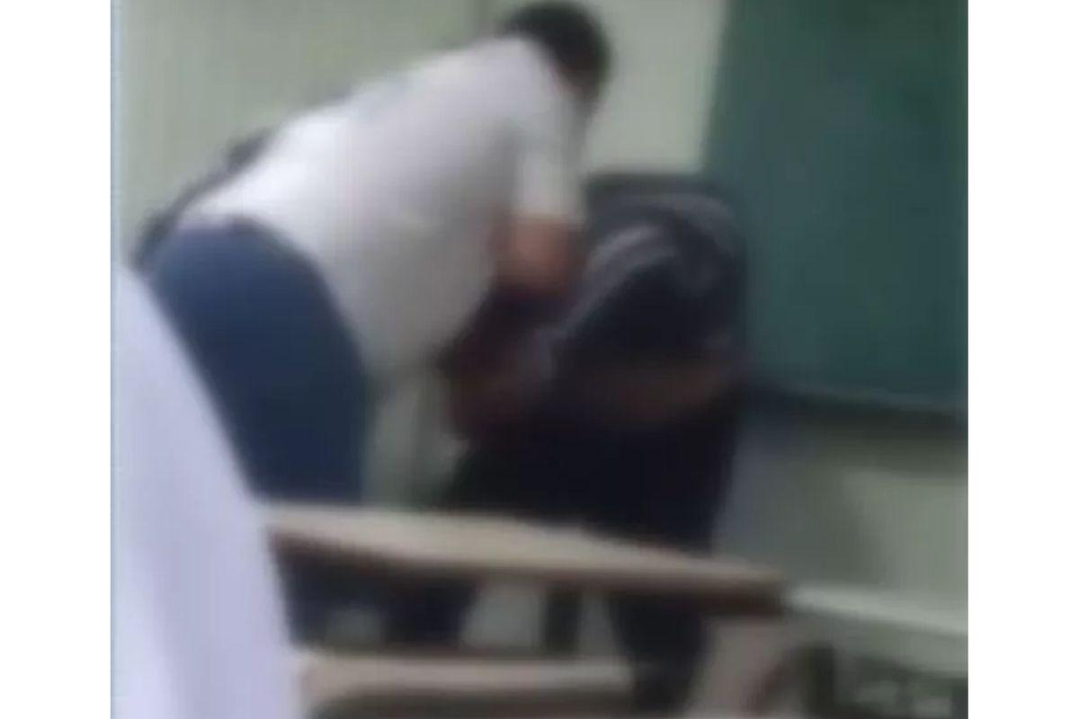 A situação foi filmada por estudantes que presenciaram a cena
