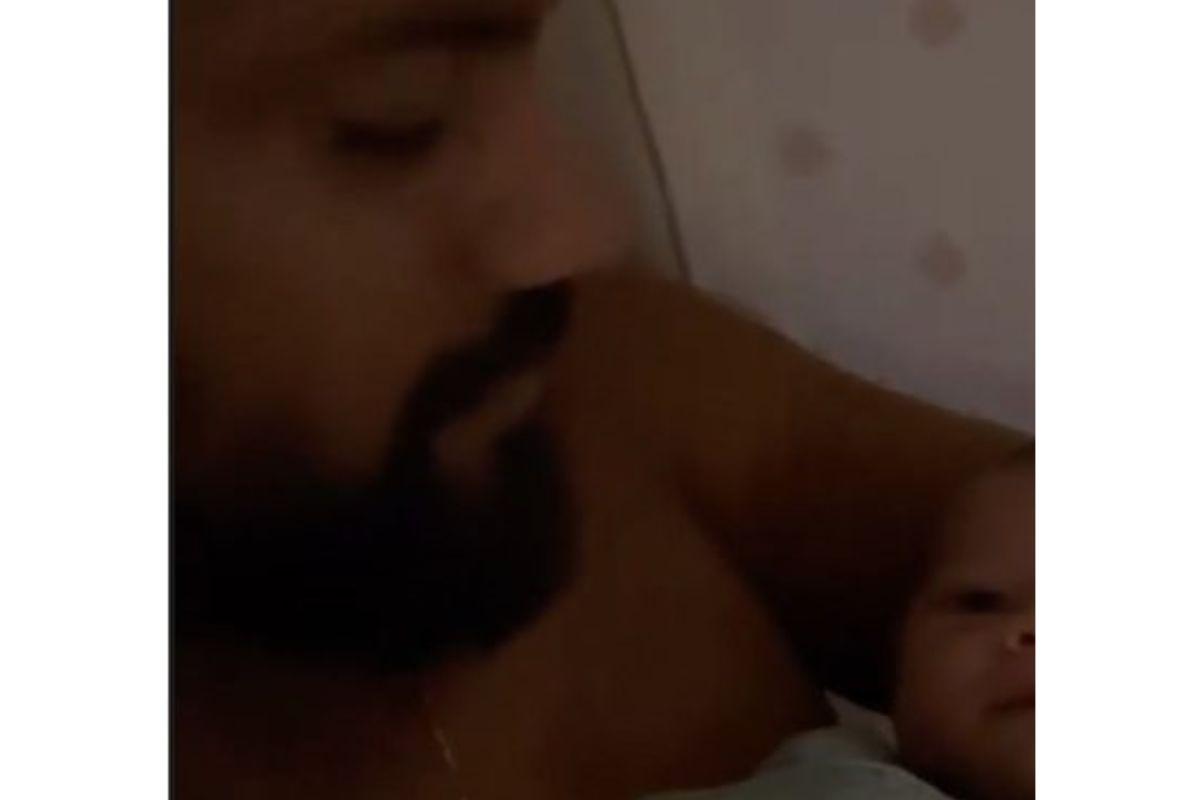 Guilherme Militão apareceu com o filho Joaquim sorrindo