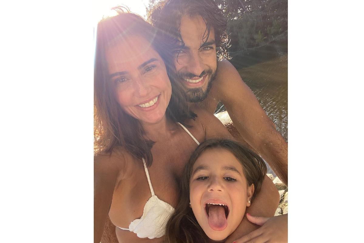 Deborah Secco, Hugo Moura e Maria Flor aproveitaram um tempo em família em contato com a natureza