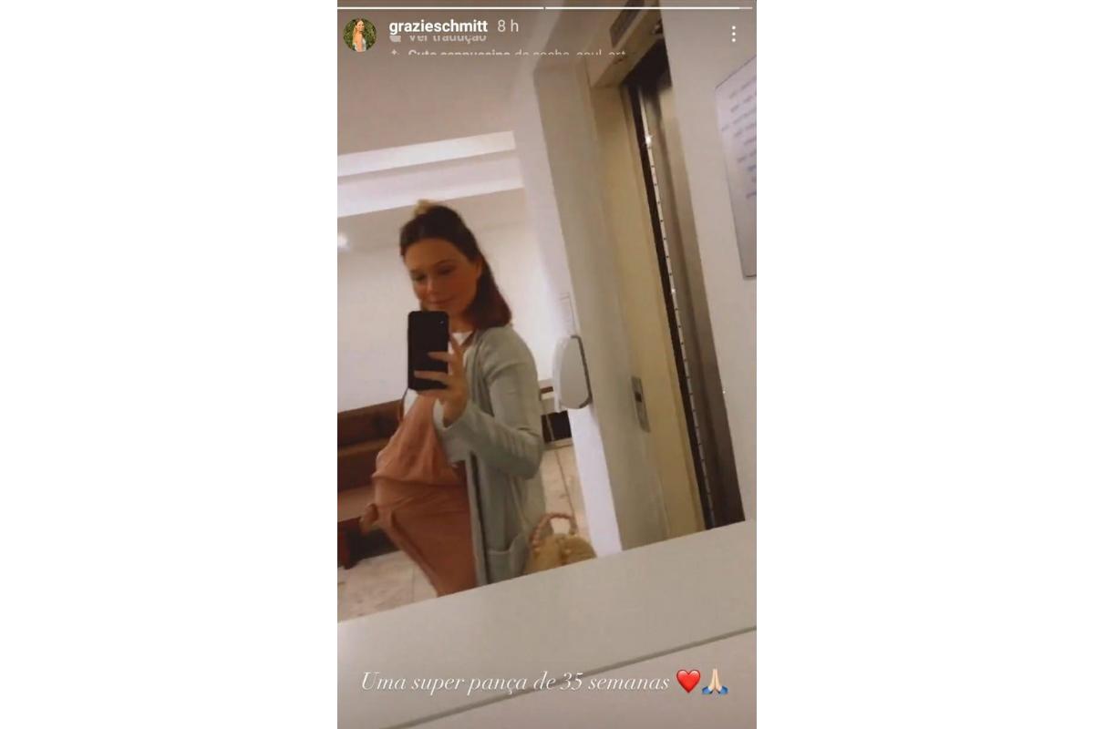Selfie publicada por Graziella Schmitt revelando a barriga grávida