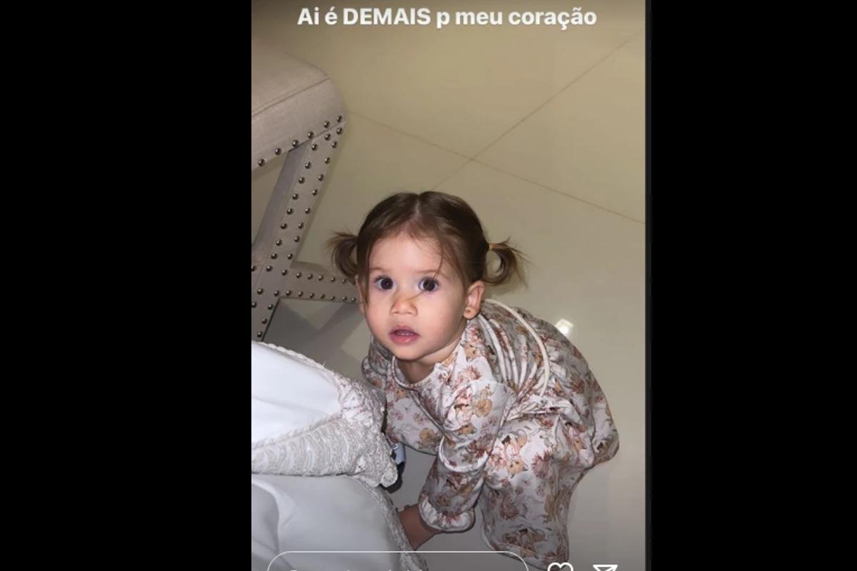 Menina usando vestido com o vabelo preso