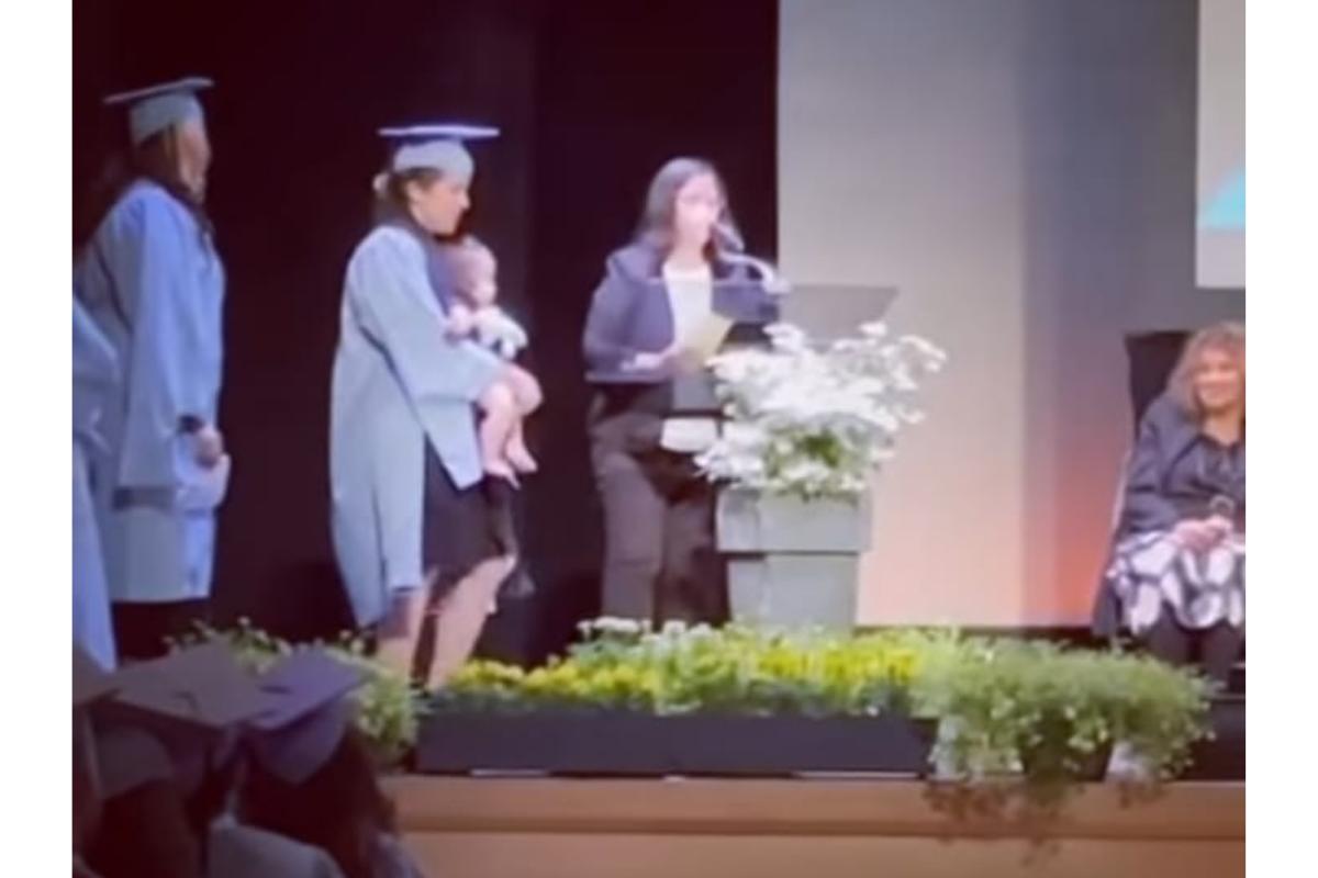 Mãe solo encanta ao levar filha no colo na formatura de faculdade