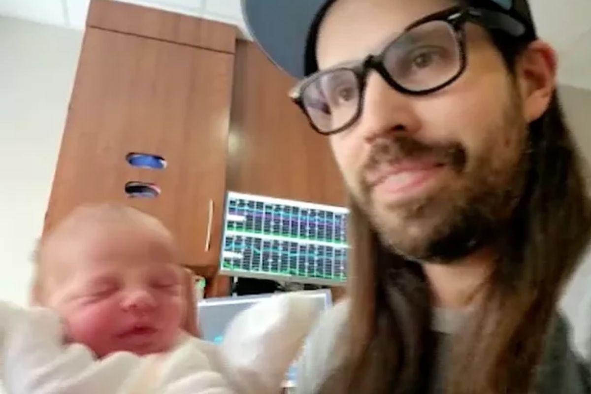 Chris é pai de Clarke