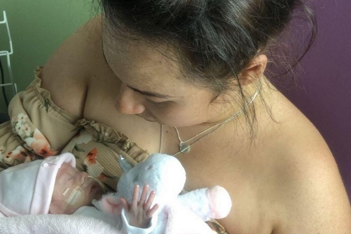 Jasmine com Ayla no colo logo quando ela nasceu