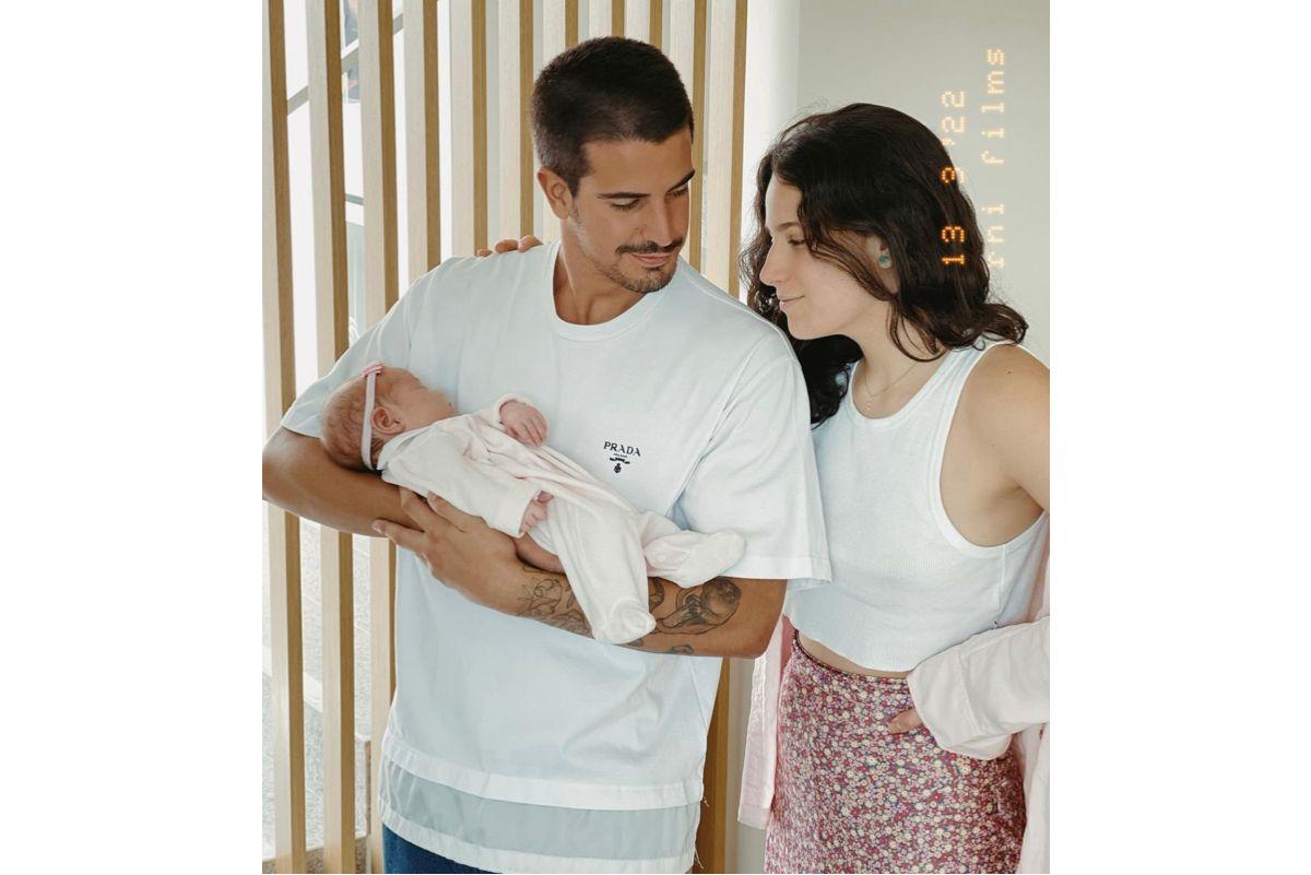 Enzo está na postam com as duas irmãs, Sophia e Chiara