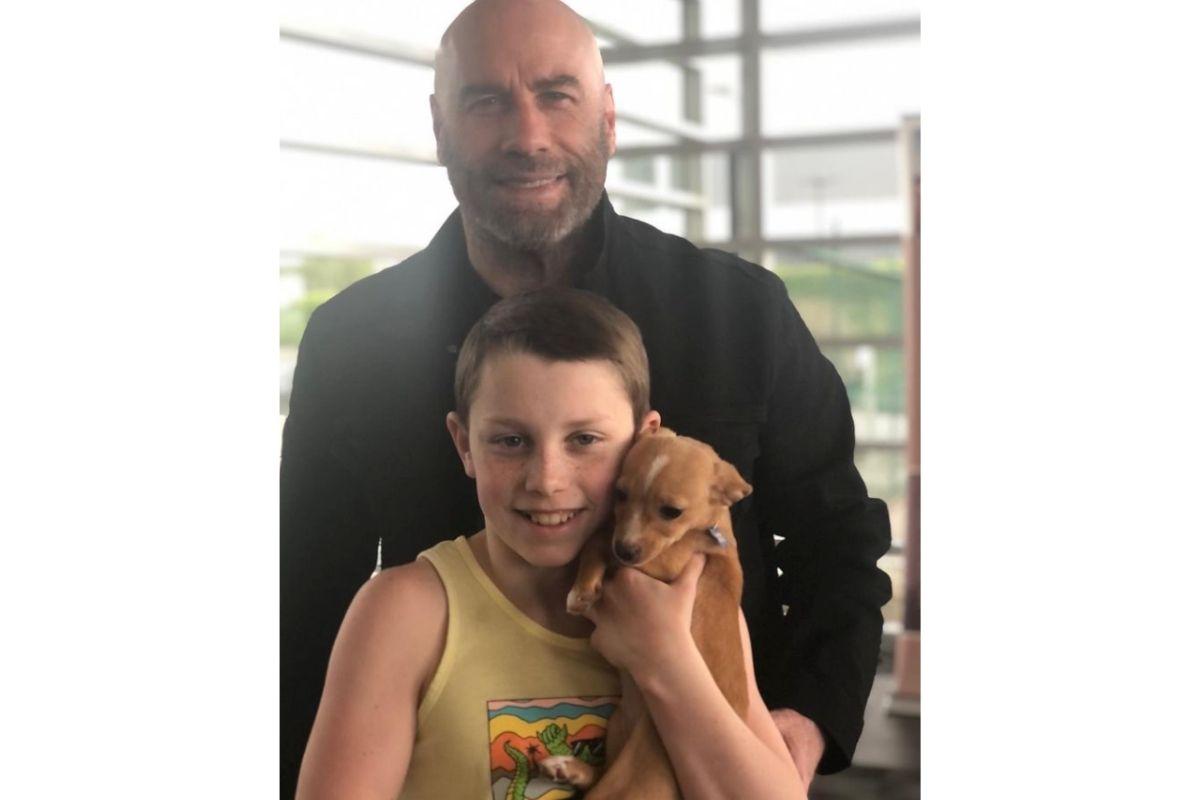 Foto do astro de Hollywood com o filho e o novo animal de estimação da família