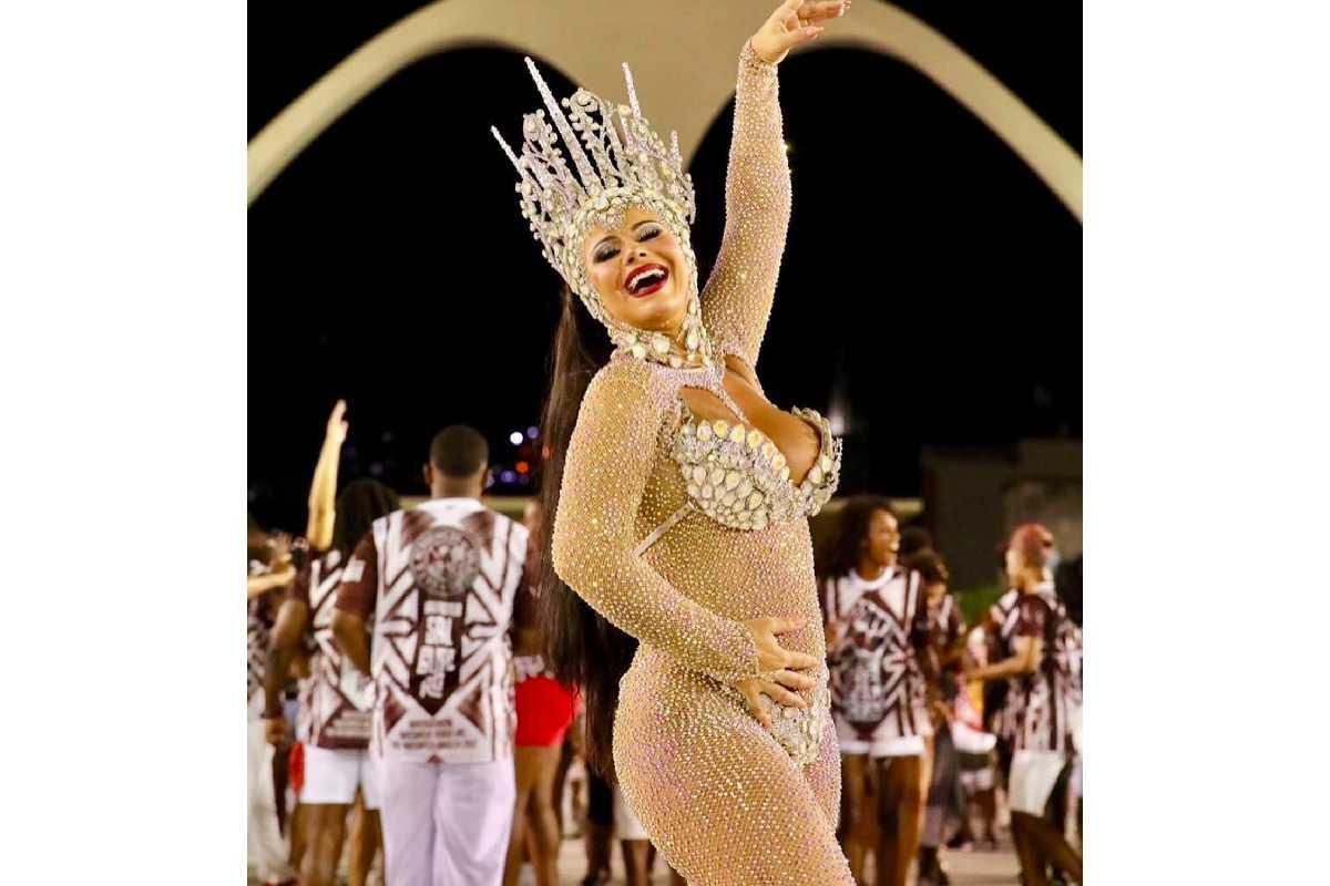 Viviane Araujo vai desfilar no Carnaval seguindo as recomendações da médica