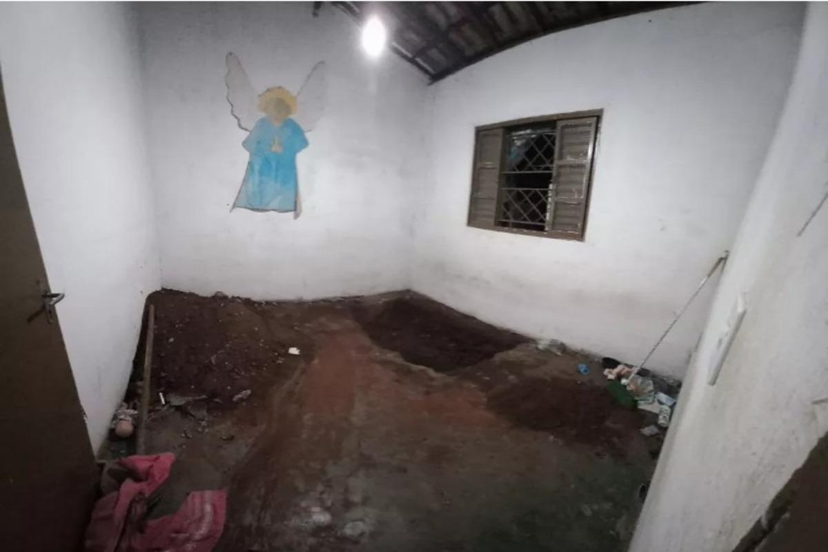 As autoridades também encontraram naftalina ao redor do corpo para disfarçar o odor