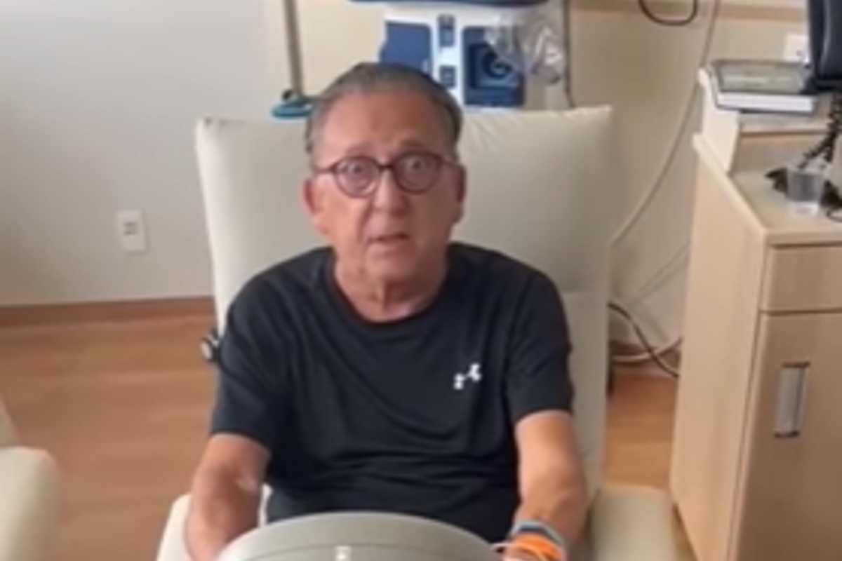 Galvão Bueno contou que está se recuperando no hospital depois de ser diagnosticado com covid-19