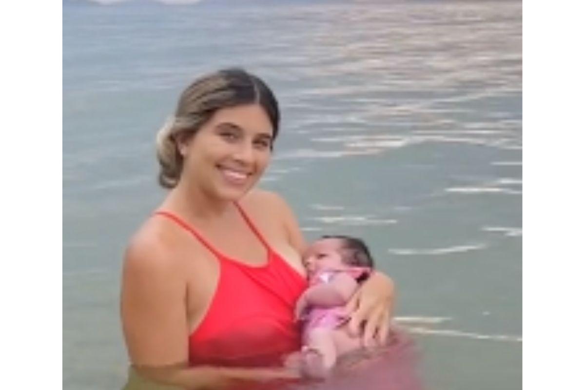 Mãe amamenta filha no mar (1)