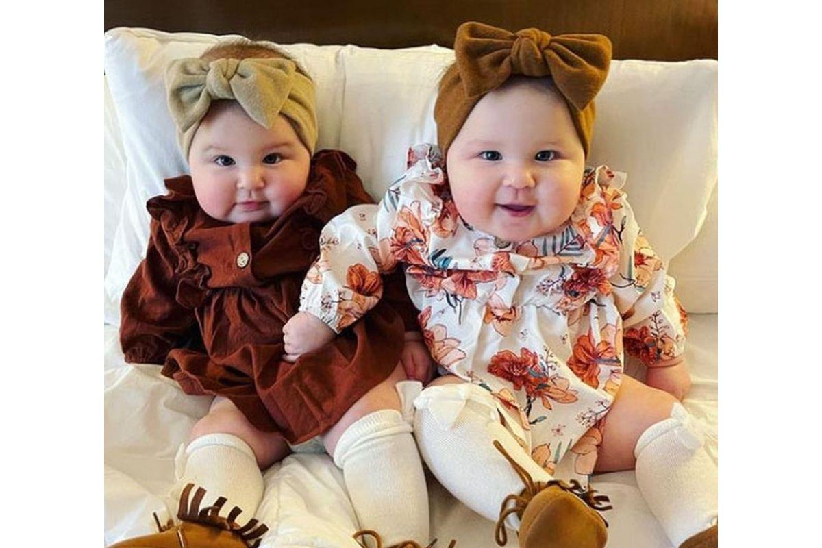Alexis LaRue tem apenas 1,60 metros e teve as gêmeas Camila e Helena