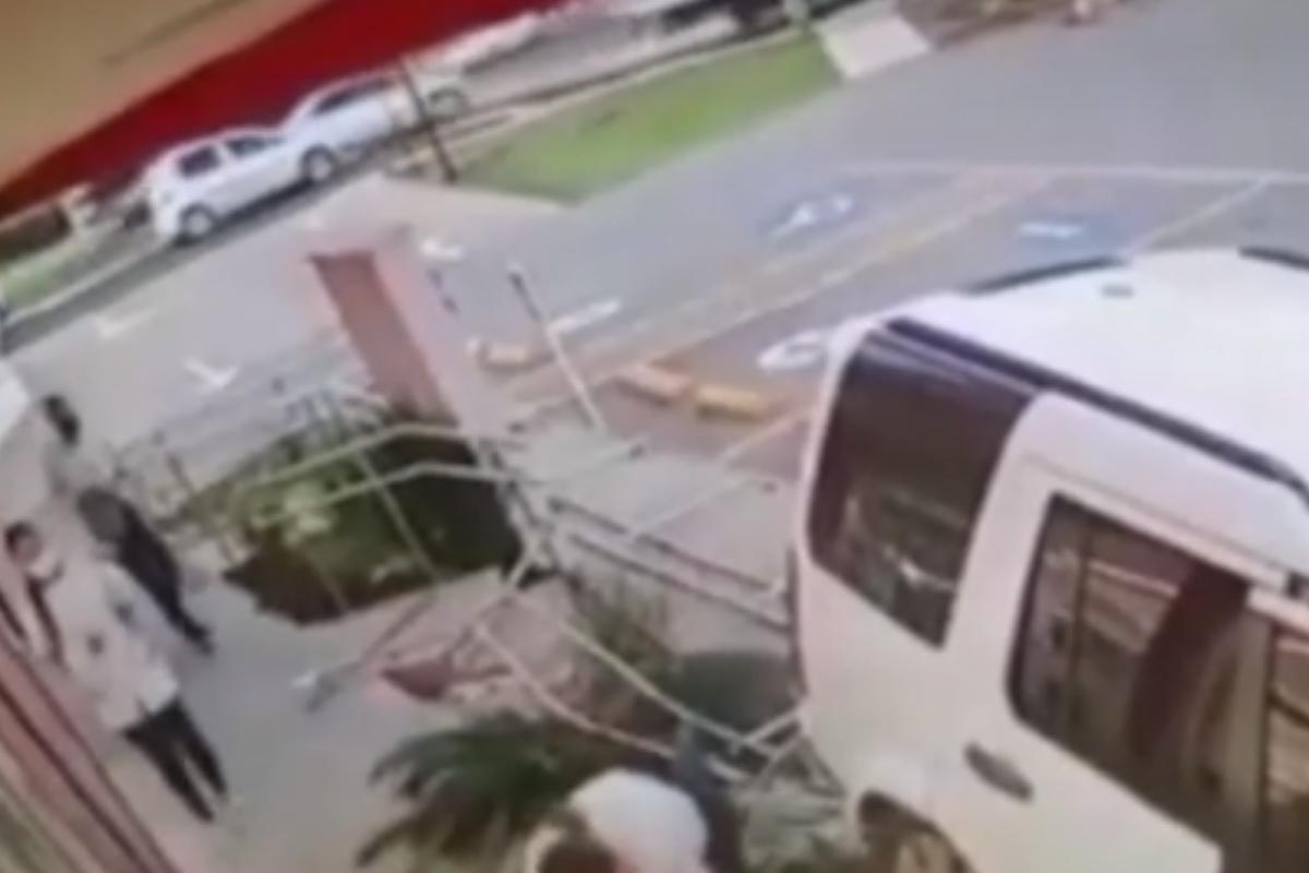 Land Rover perde o controle e atropela criança (Foto: Reprodução/TV News)