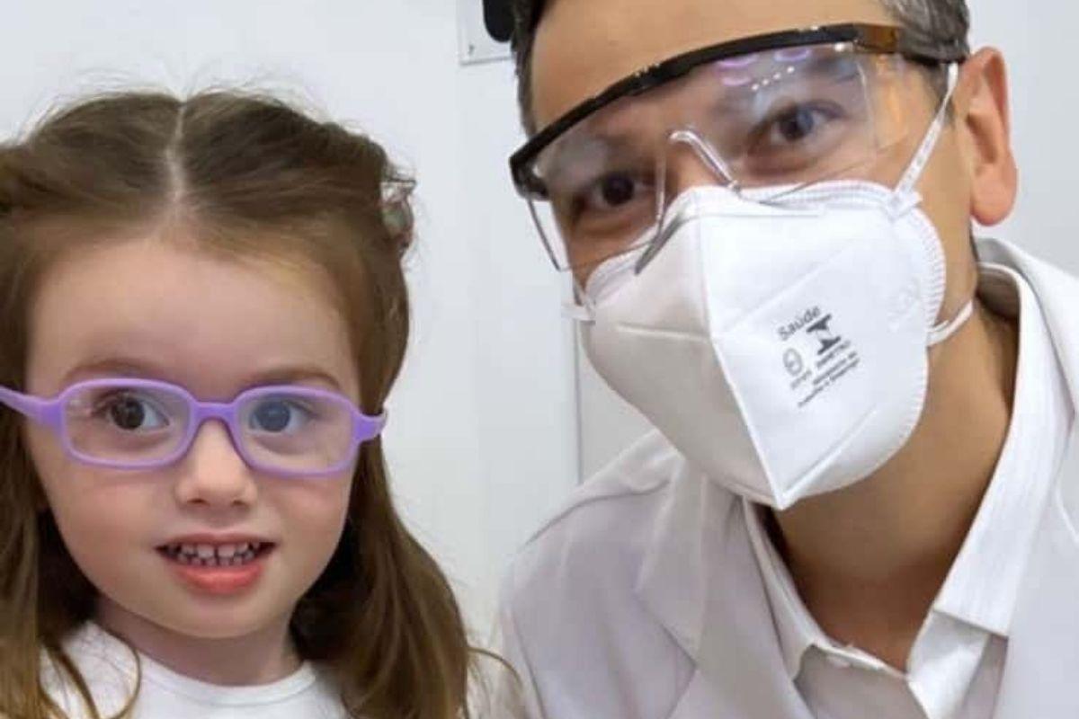 Thaeme mostra filha de 3 anos usando óculos de grau e relembra: "Gatilho da minha infância"