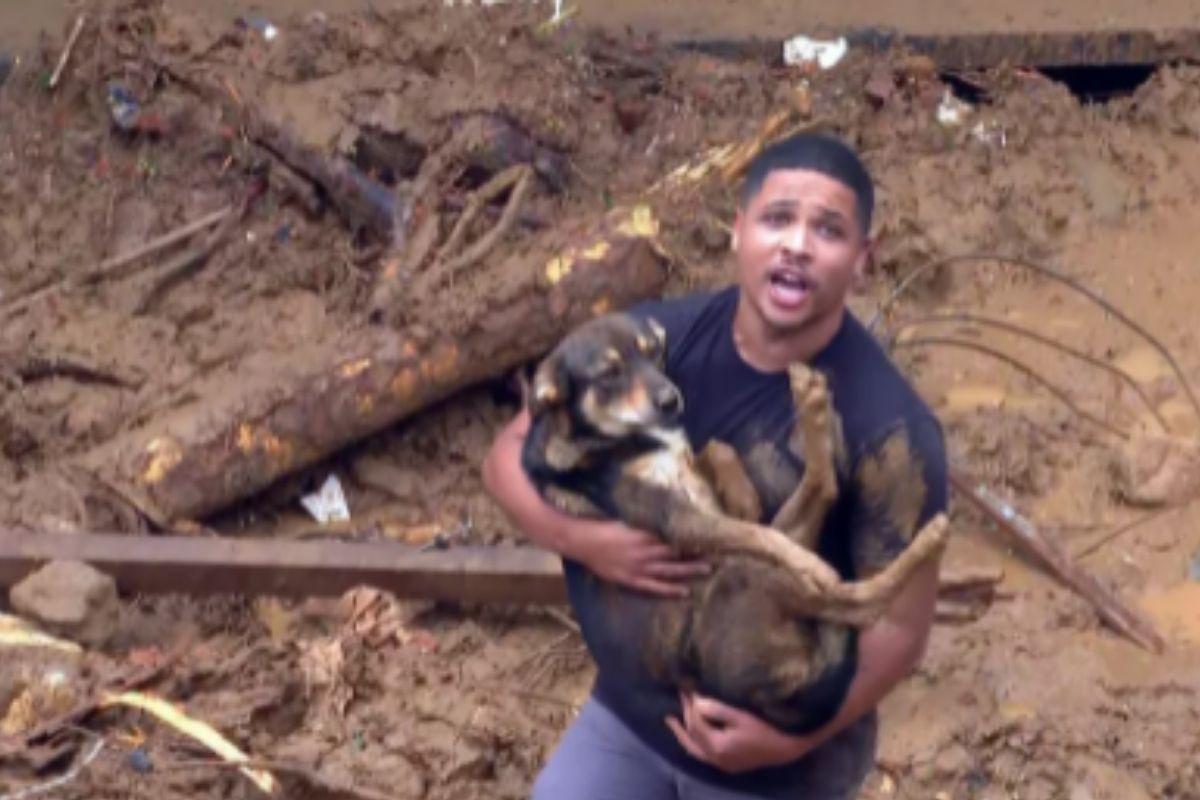 Homem encontra cachorro na lama em Petrópolis, RJ