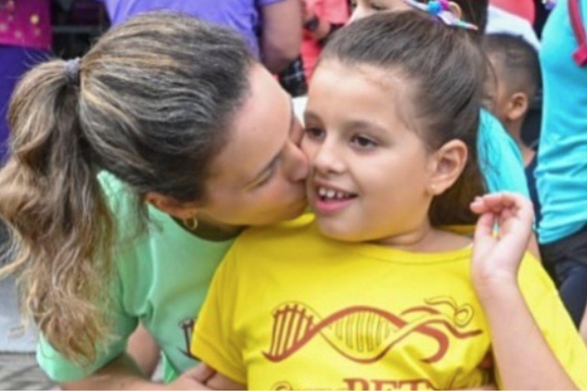 Luisa, diagnosticada com Síndrome de Rett, e a mãe, Rachel, fundadora do Instituto CureRett 