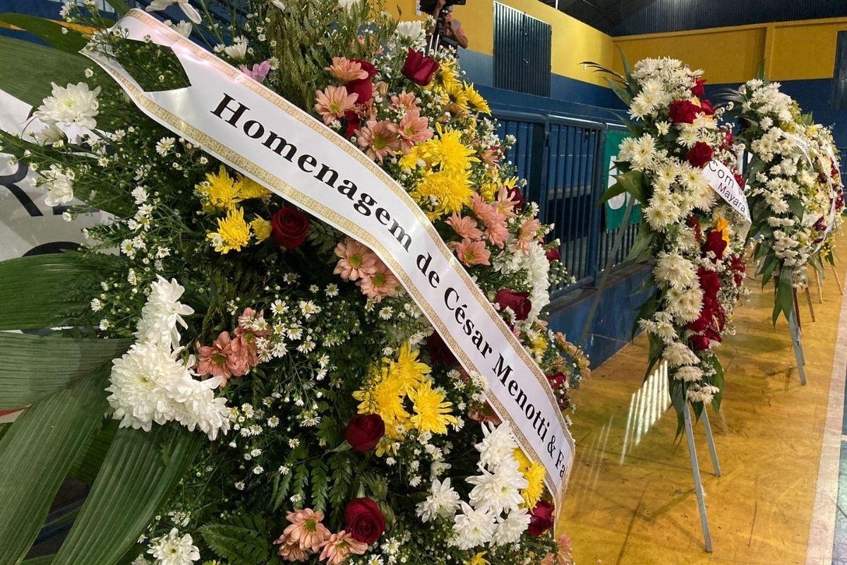 Famosos como César Menotti e Fabiano prestaram homenagem ao cantor Aleksandro