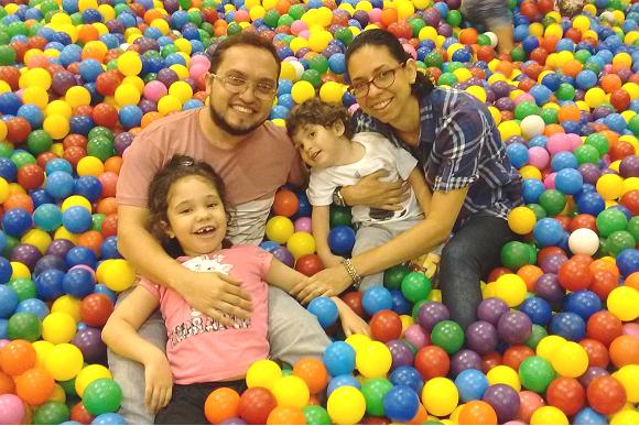 Juliana e o marido, João Carlos, com os filhos Leonardo e Sophia (Foto: Arquivo pessoal)