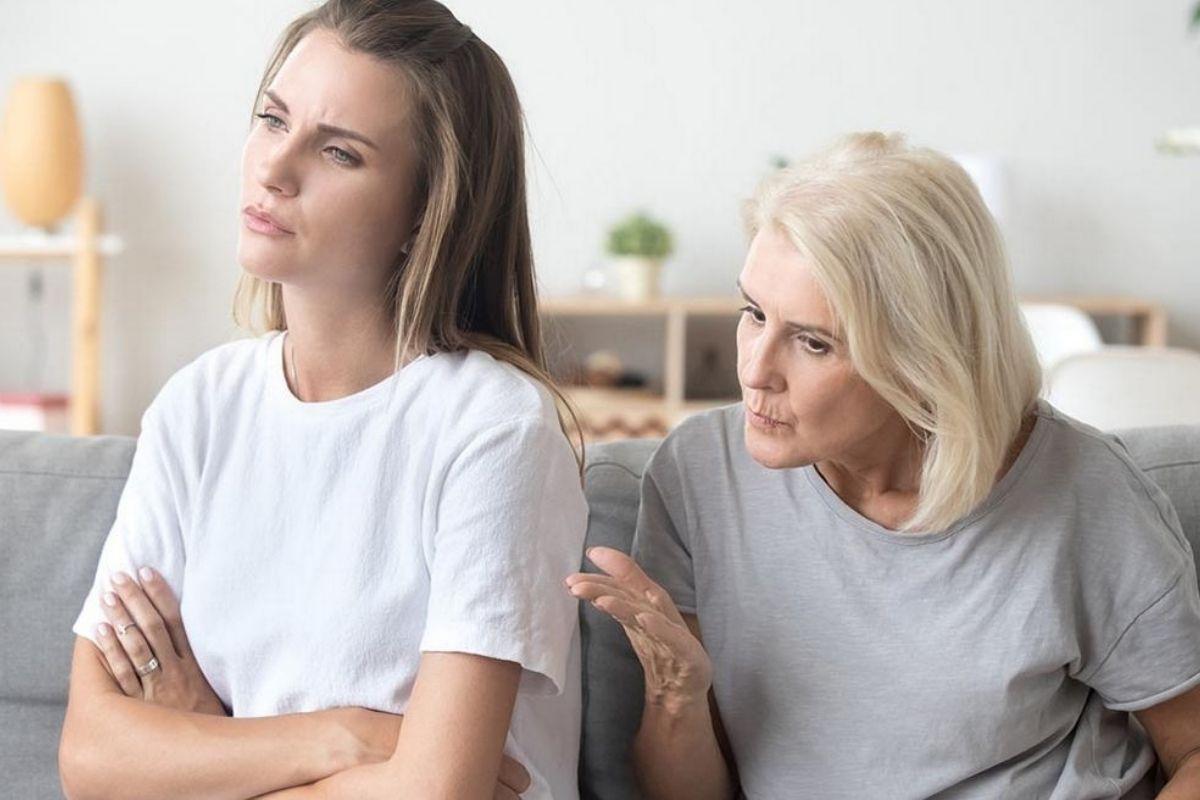 A mãe da mulher insistiu que os dois dormissem separados