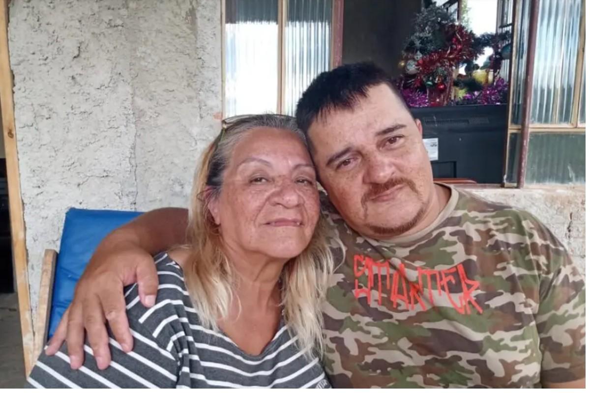 Gilberto e a mãe biológica durante o reencontro após 39 anos