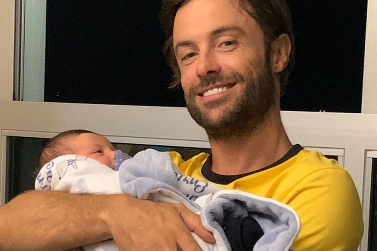 Filho de Kayky Brito aparece "conversando" com o pai em vídeo hilário