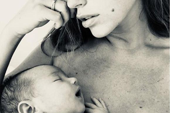 "Mantra da mamãe - dormir só um pouquinho, dormir só um pouquinho, dormir só um pouquinho... ? Carregar mais comentários ticybatista@biancasilva3584 a de 4 eh mais tranquila.. pelo menos com a minha foi... Deve muita dor na perna...mas febre n...da logo tilenol" Foto: Reprodução / Instagram