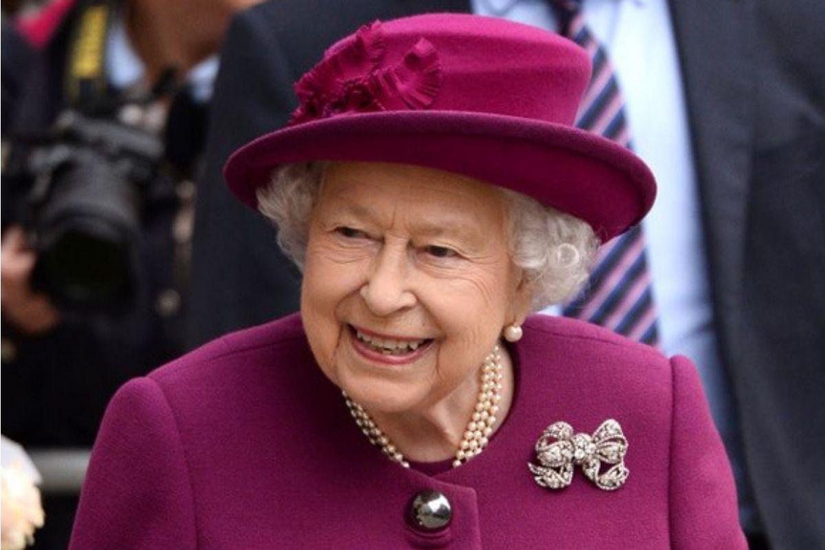 Rainha Elizabeth II presenteia Camilla coroa com diamante 'amaldiçoado' para cerimônia de coroação de Charles