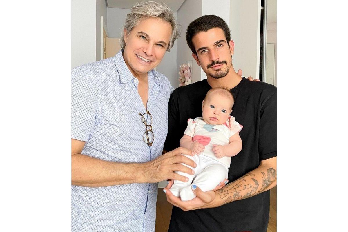 Chiara ao lado do pai e do irmão