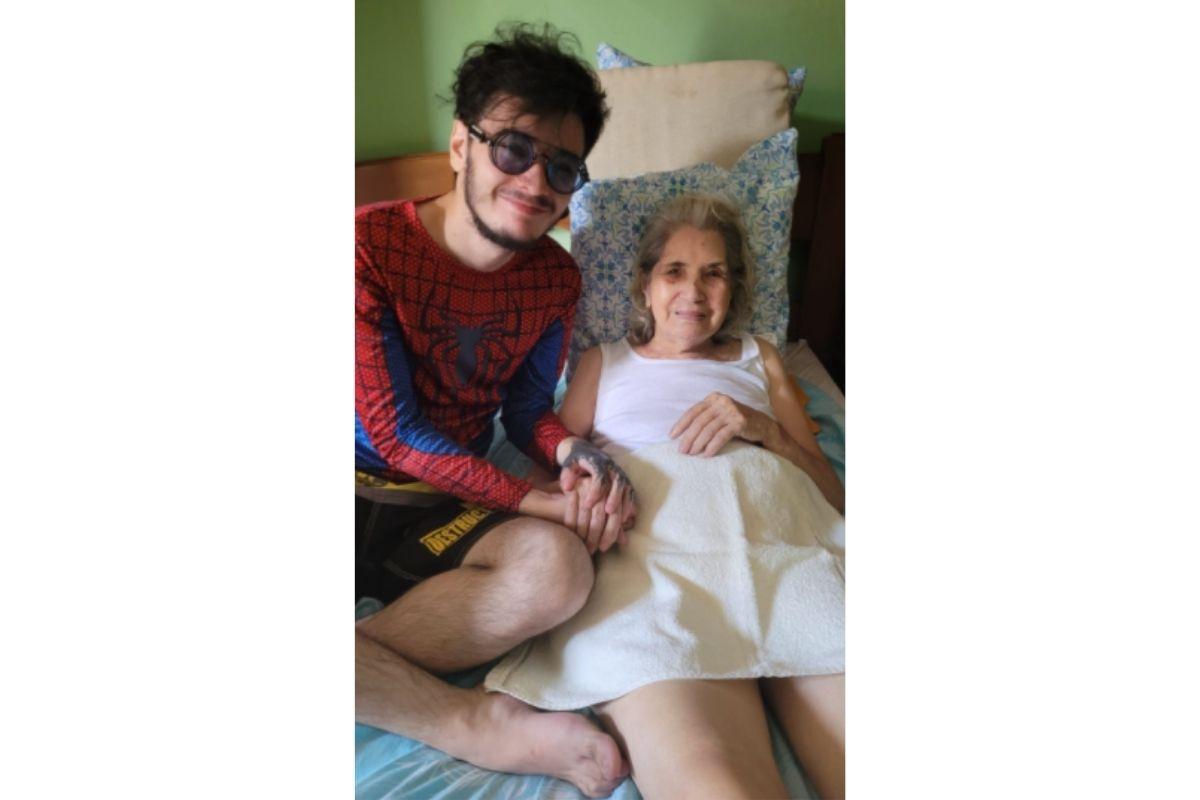 Jovem se inspira em Homem Aranha para cuidar da avó
