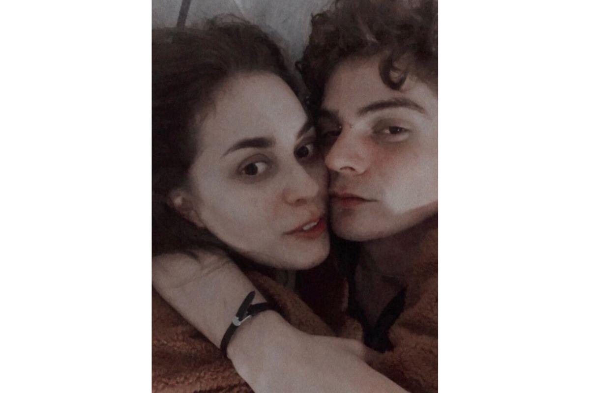 Irmãos assumem romance nas redes sociais