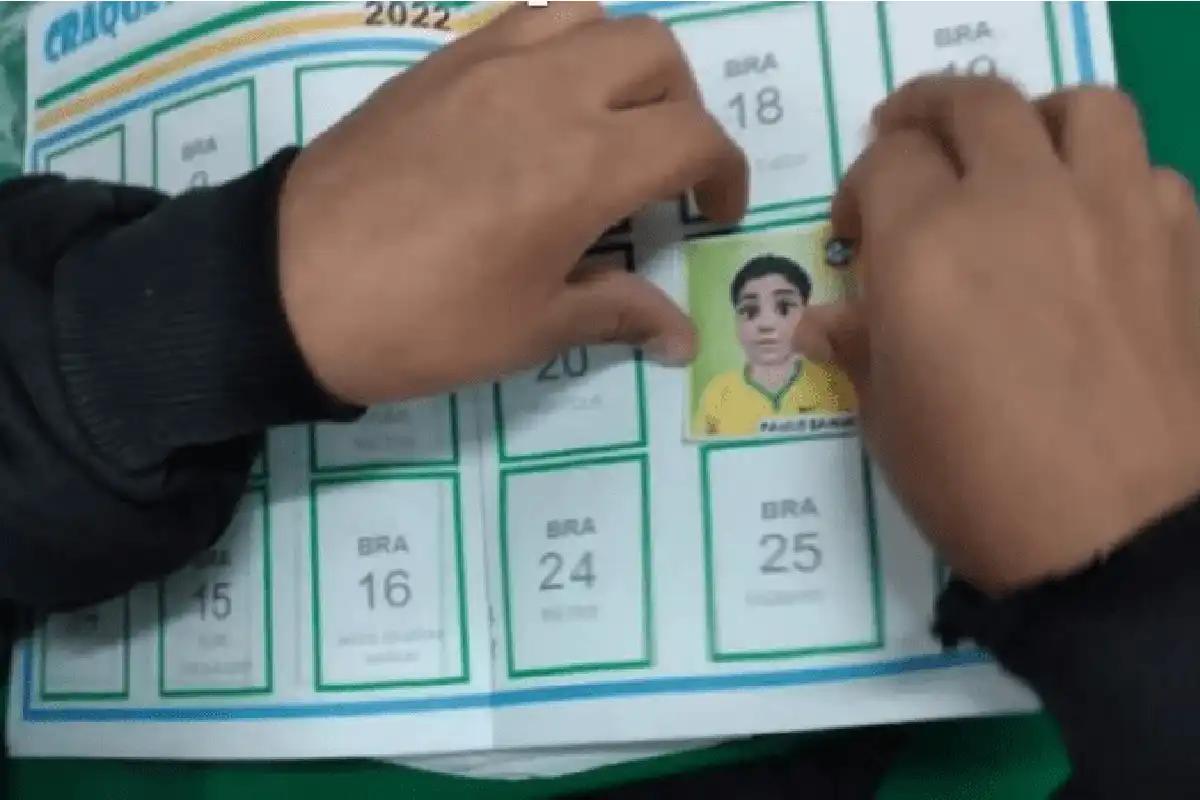 Álbum inspirado na Copa do Mundo com imagens dos alunos faz sucesso em sala de aula