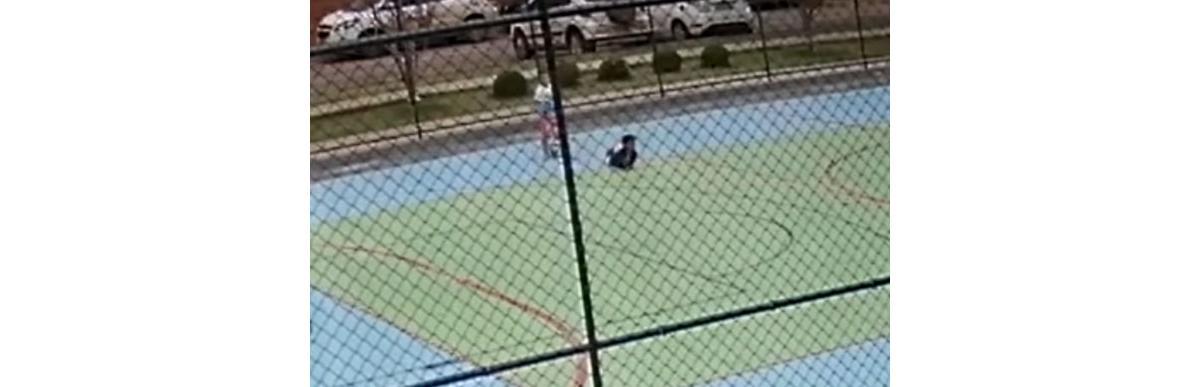 Menino no chão após tropeçar (Foto: reprodução)
