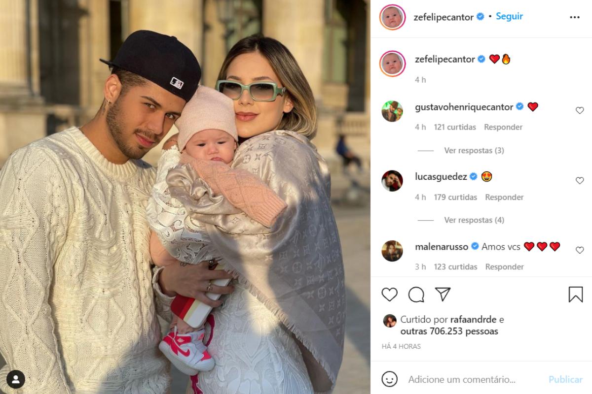 Foto publicada por Zé Felipe ao lado da esposa e da filha, Maria Alice, posando juntos em Paris