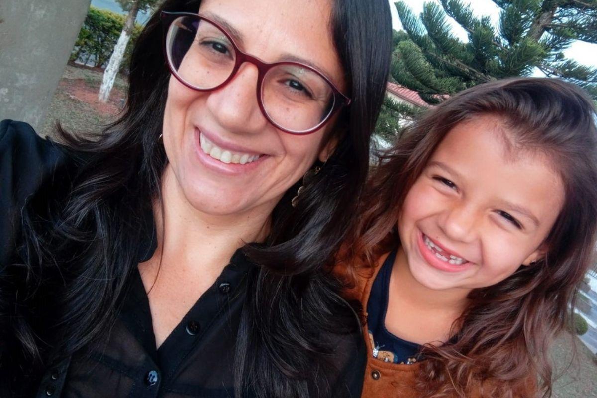 Helena ao lado da mãe