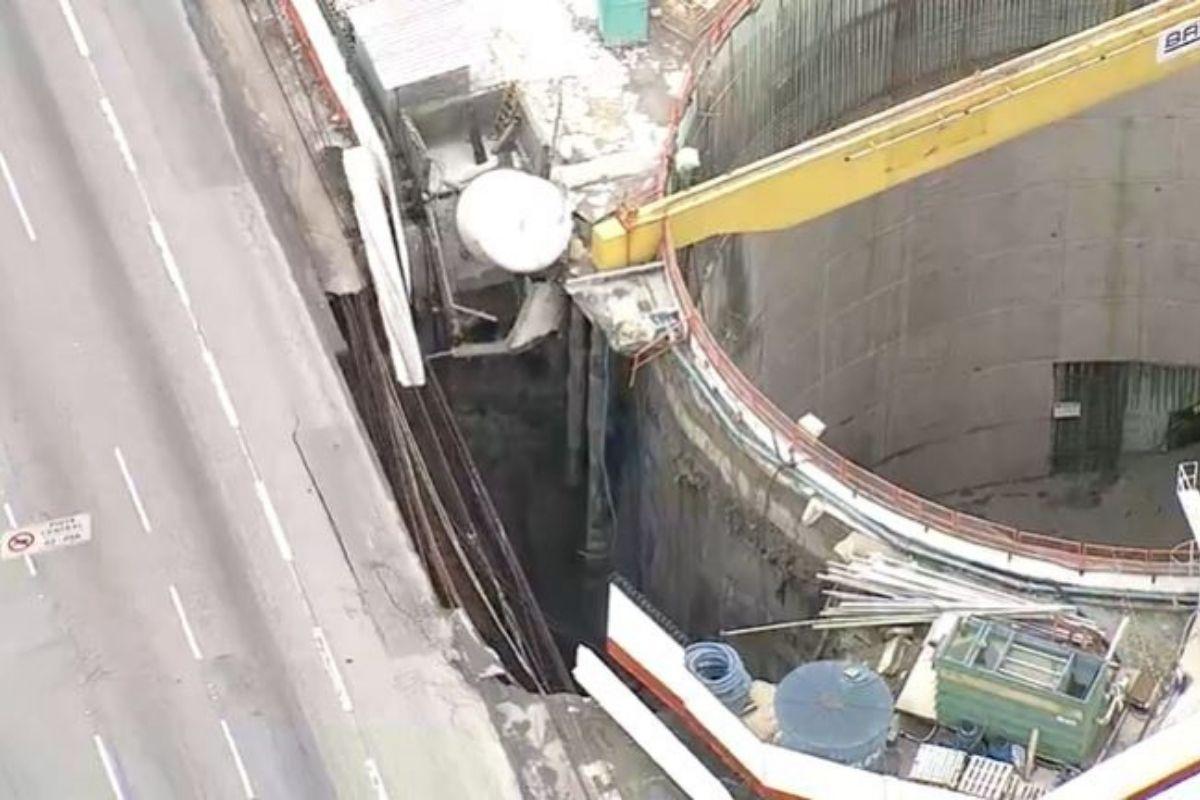 Obra do metrô de São Paulo desaba e abre cratera na Marginal Tietê