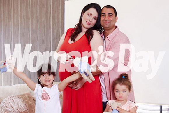 Kim com a família quando ainda estava grávida (Foto: Reprodução Facebook Surprised by Five)
