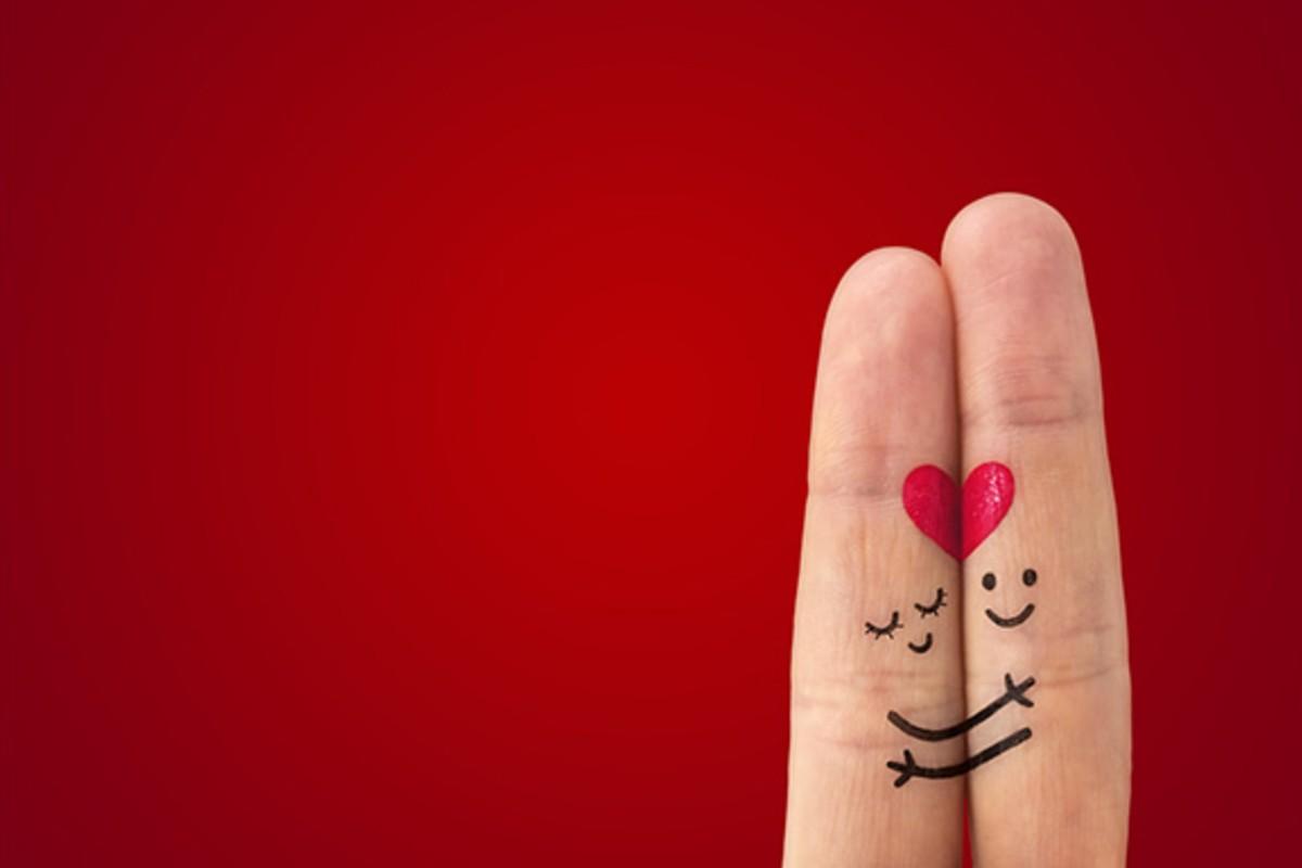 Homem oferece abraços grátis e se surpreende com histórias emocionantes das pessoas