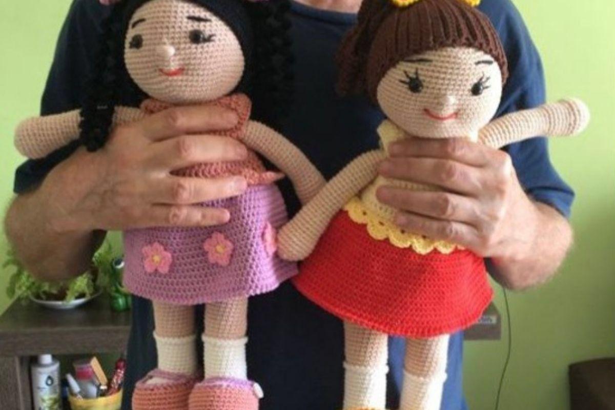 Curitibana produz bonecos de crochê para doação