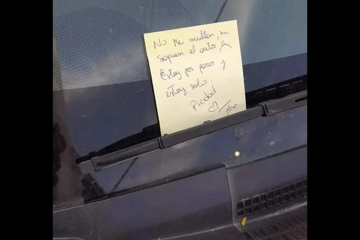 Bilhete amarelo em carro
