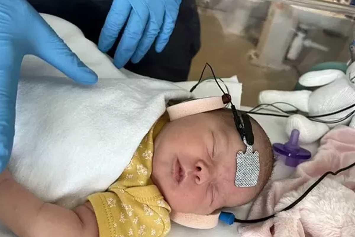 Bebê já no hospital após o parto ter acontecido em casa