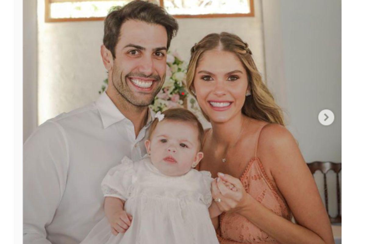 Bárbara Evans compartilha fotos do batizado da filha