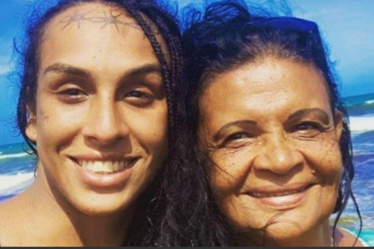 A mãe de Linn da Quebrada defendia ela enquanto a cantora estava dentro do reality