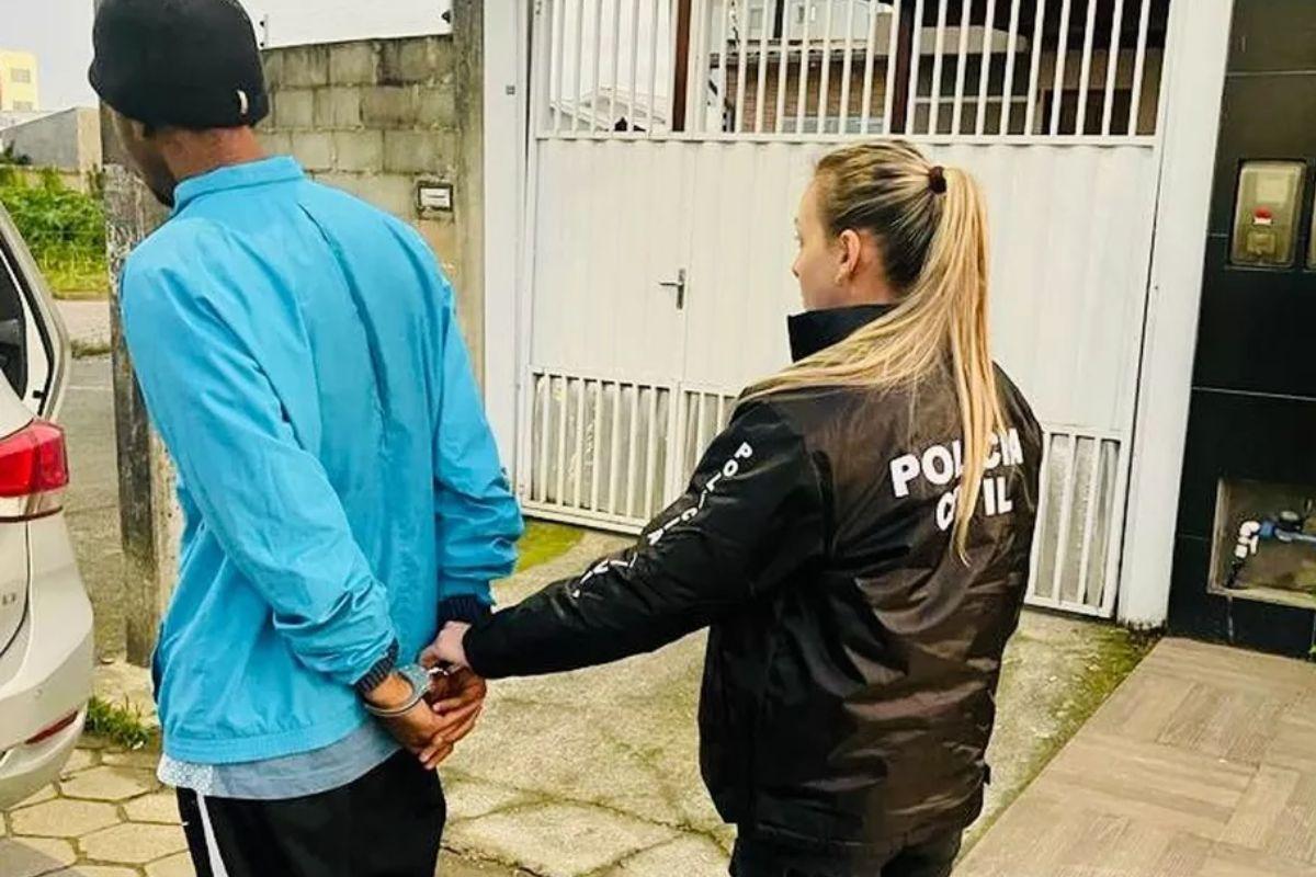 A mãe e o padrasto da menina foram detidos acusados de tortura